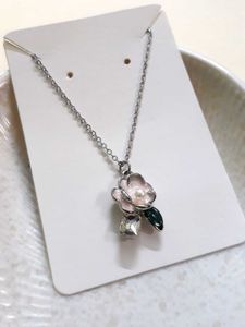 Floral Pearl Pendant Necklace