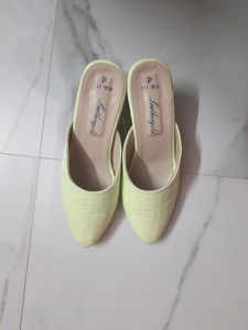 ❗️❗️PRICE DROPPED❗️❗️LEATHER GOLD WOMEN HEELS💚