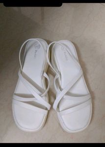 zudio white wedges