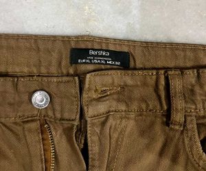 BERSHKA LIGHT BROWN CARGO JEANS (32)