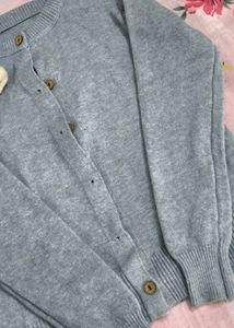 Gray Knit Cardigan with free white hair claw clip�