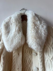 cable-knit sweater with a faux fur collar