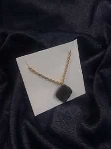metallic scallop necklace