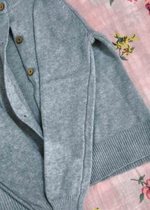 Gray Knit Cardigan with free white hair claw clip�