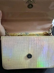 I&#39;m Selling A Sling Bag It Has Reflective Patten