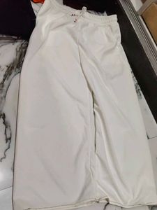 A white cargo pant