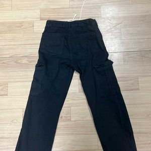 Black Cargo Pants. (Straight-Fit)