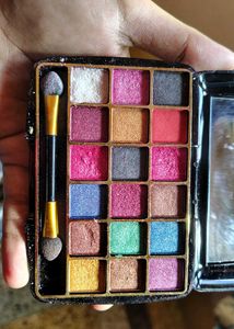 *NEW* Half-n-half Eyeshadow Palette