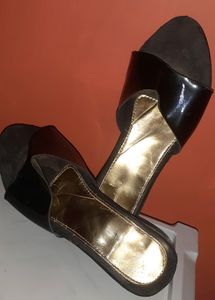 black flat sandles