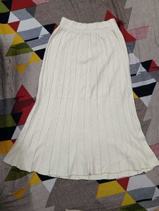 Elegant White Knit Skirt