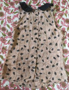 A  sleevesed casual top