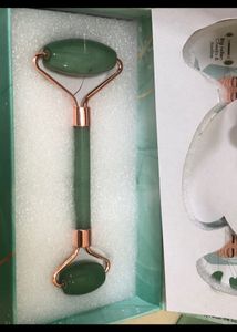 Oriflame Gua Sha And Jade Roller Set.