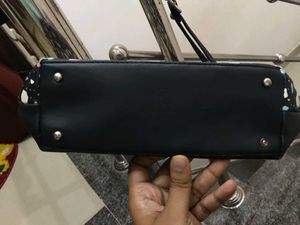Black Sling Handbag 🖤