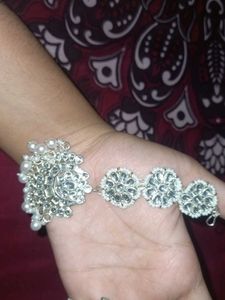 Elegant Maang Tikka Set With Earrings