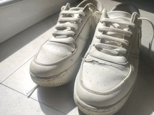 Nike Shoes White Color Only Minner Damage