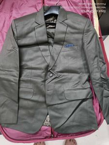 It&#39;s a pair of new green pant and coat.
