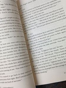 It Ends With Us : Colleen Hoover