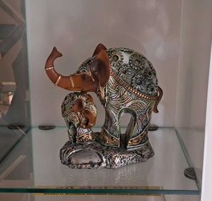NEW - Elephants Show Piece