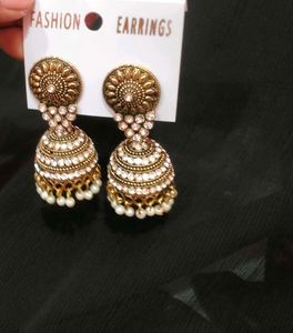 Elegant jhumka piece with white kundan work