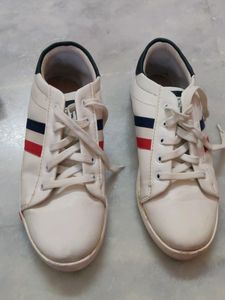 UNISEX STYLISH WHITE SNEAKERS.