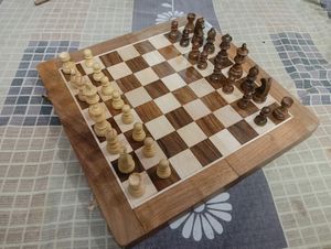 Full woden Chess magnetic with 2 extra queen