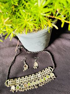 Elegant black neckpiece for every look.🎊