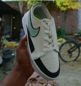 Nike Court Vision Low Sneakers