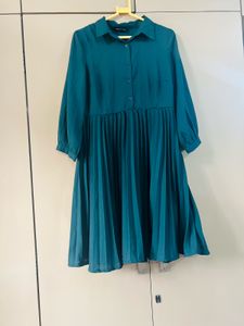Dress with pleated pattern