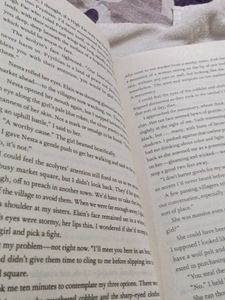 A Court Of Thorns And  Roses