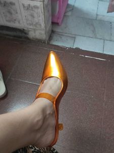JM Looks Gold Heels - Size 6