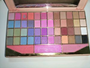 Kiss Beauty Fashion Colour Makeup Kit with Vitamin E/C