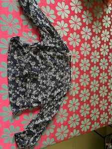 Knotted Top With Sleeves Cutout