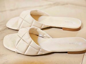 White Zudio Flip Flops, Size 39 (NEVER USED)