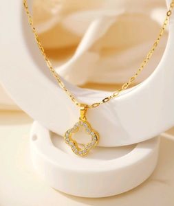 18k Gold Clover Pendant