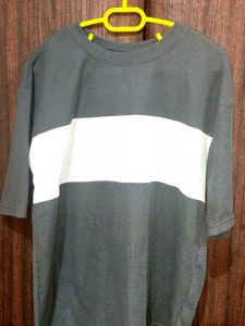 Men&#39;s Gray and White T-shirt