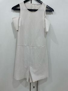 Beach Chic! 🏖️ Off-White Cold-Shoulder Romper ☀️