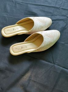 Women Special Shimmering Juttis