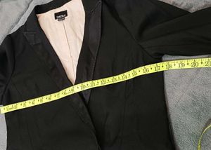 Elegant Black Blazer - Chic Style