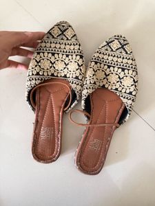 Embroidered Black &amp; Beige Juttis