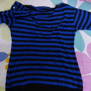 black and blue colour top with 3 black buttons on the shoulder, size =40