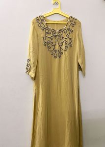 Partywear Kurta And Red Jhuttis Combo