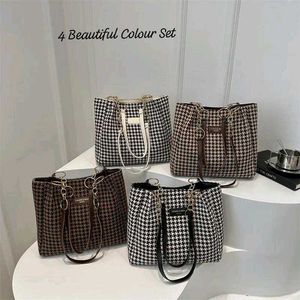 Checks Tote