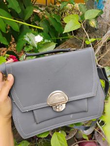 STYLISH LEATHER SLINGBAG