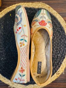Embroidered Cream Juttis - Size 6