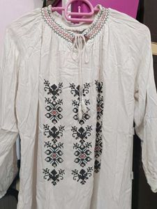 A Beautiful White Tops ,Which Is Very Comfortable