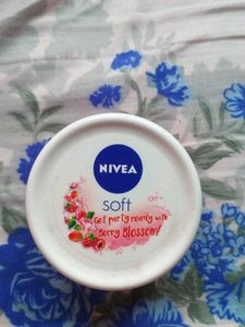 Nivea Soft Berry Blossom Cream