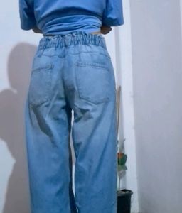 Wide–leg Jeans