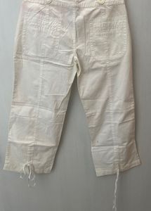 Chic White Cropped Capri