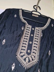 Elegant Black Embroidered Kurta | L