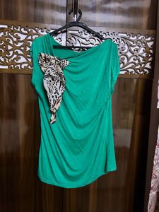 Green Top with Bow Detail : Size 32 To 34 Inches